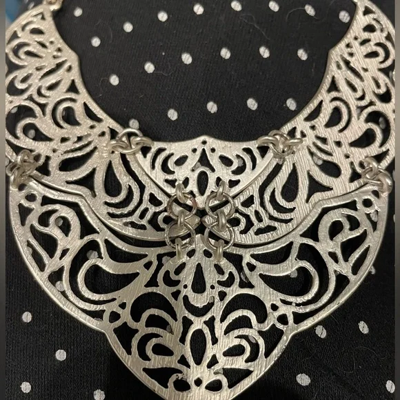 Vintage Silver Tone Choker Necklace Swirl Scrollwork Large Pendant Stunning - Picture 3 of 6